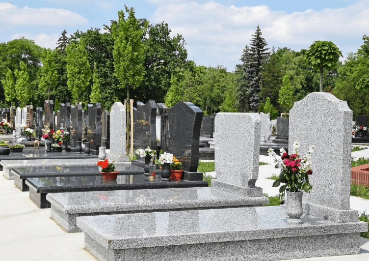 fleurs sur cimetiere en marbre