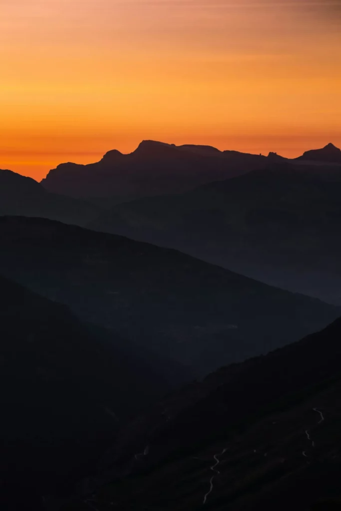 Vue en silhouette des montagnes à l'aube au-dessus de Mazan.