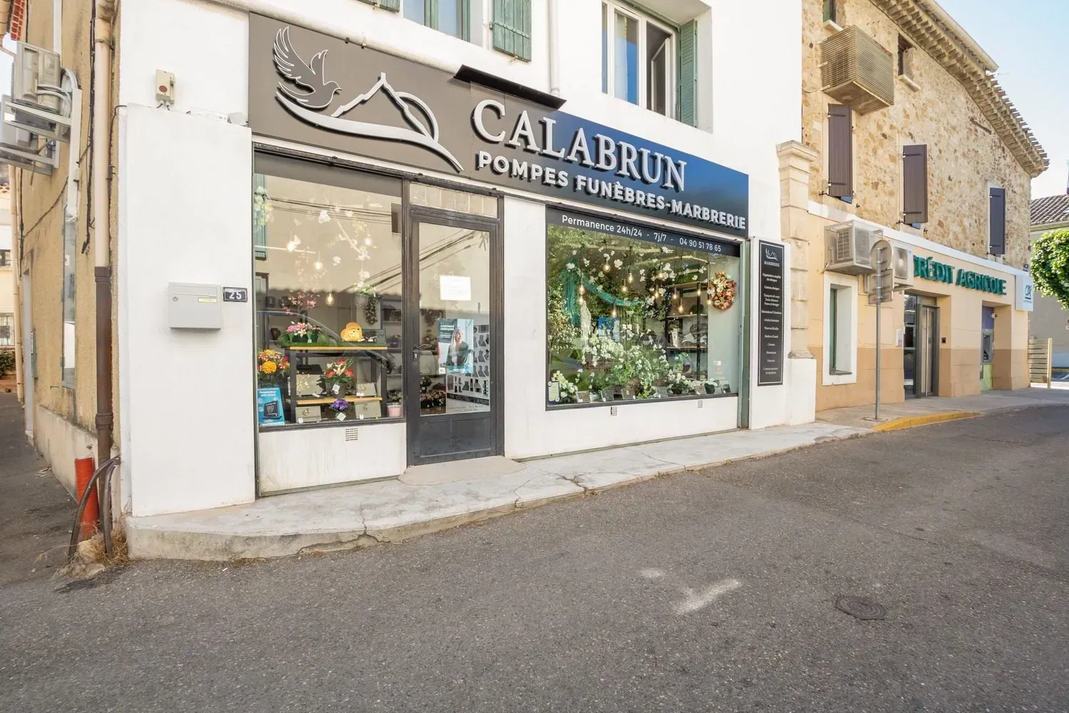 Façade de l'agence funéraire Calabrun Pompes Funèbres Marbrerie à Mazan.