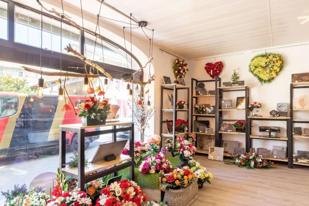 Boutique d'articles funéraires : fleurs artificielles, plaques et compositions de deuil.