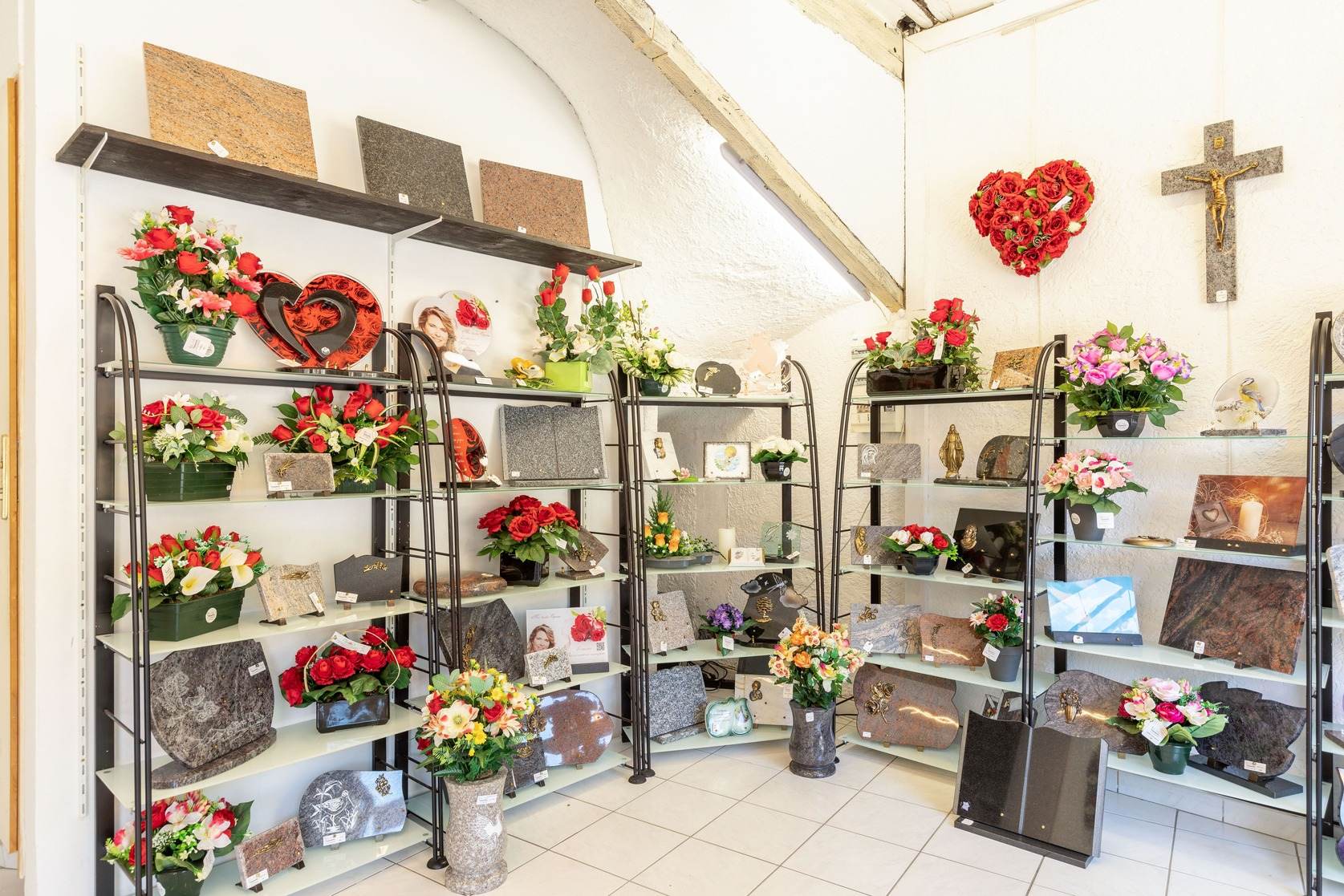 etagere des fleurs et plaques